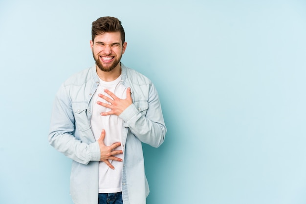 Homem rindo feliz no estúdio