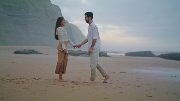 Homem romântico a propor casamento a uma mulher na praia. Um casal a celebrar o noivado.