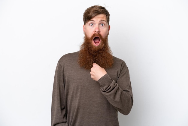 Homem ruivo com barba isolada no fundo branco, apontando para si mesmo