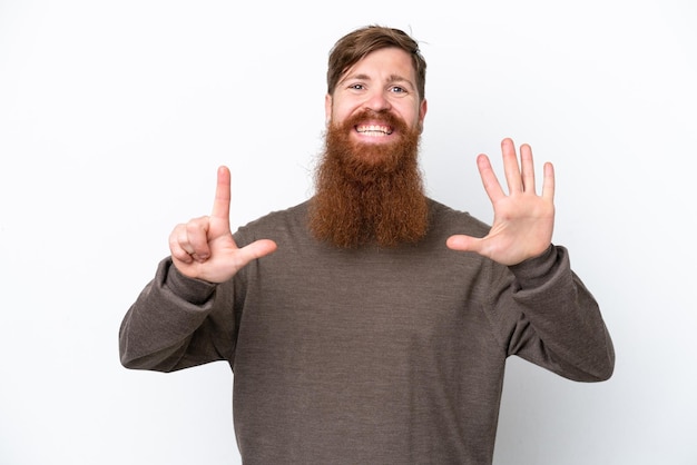 Homem ruivo com barba isolada no fundo branco contando sete com os dedos