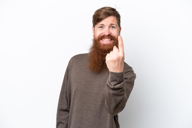 Homem ruivo com barba isolada no fundo branco fazendo o gesto de vir