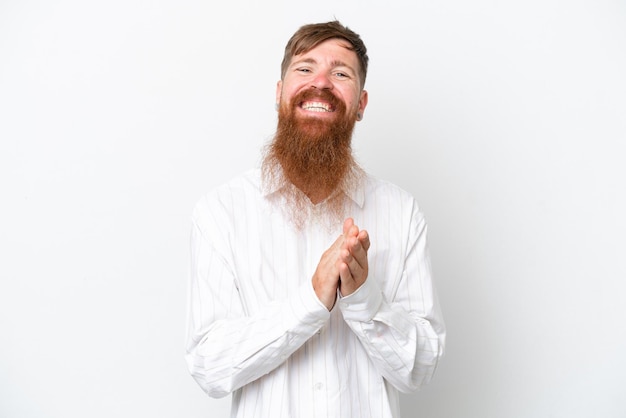 Homem ruivo com barba longa isolado no fundo branco aplaudindo após apresentação em uma conferência