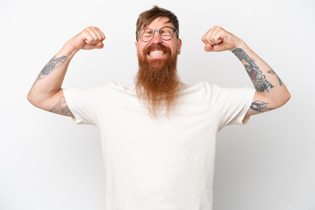 Homem ruivo com barba longa, isolado no fundo branco, fazendo um gesto forte