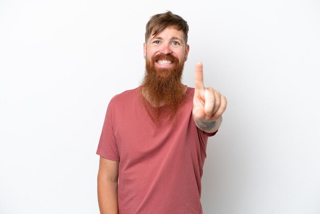 Homem ruivo com barba longa, isolado no fundo branco, mostrando e levantando um dedo