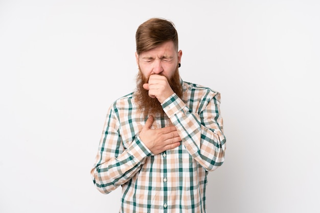 Foto homem ruivo com barba longa sobre parede branca isolada está sofrendo de tosse e se sentindo mal