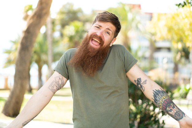 Foto homem ruivo com barba sorrindo