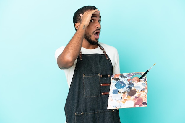 Foto homem ruivo na parede azul isolada fazendo sinal de positivo