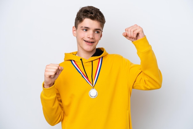 Homem russo adolescente com medalhas isoladas no fundo branco, comemorando uma vitória