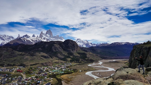 Homem sacando foto para a grandeza de La Patagonia y el Fitz Roy