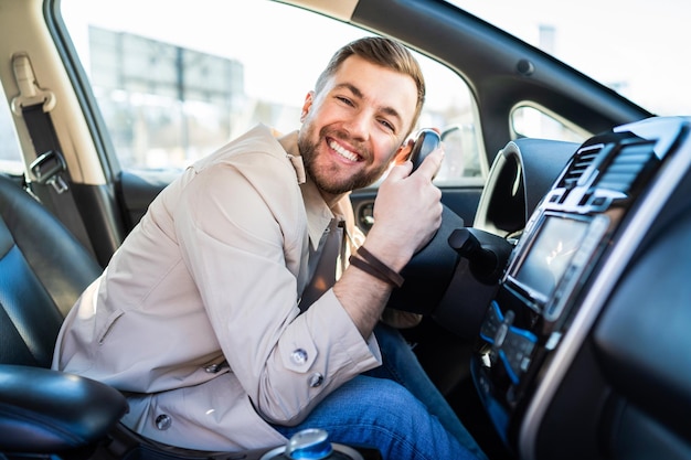 Homem satisfeito ama seu carro