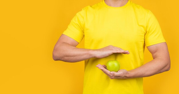 homem saudável com frutas vitamínicas isolado em espaço de cópia amarelo homem saudável com fruta vitamínica
