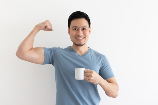 Homem saudável feliz bebe café saudável em fundo isolado.