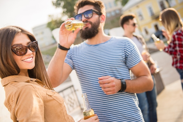 Homem se comunicar com uma garota na rua e beber.