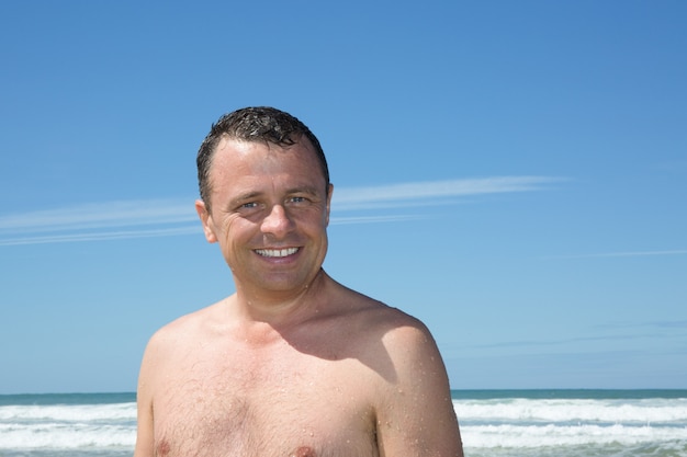 Homem se divertindo na praia durante o verão