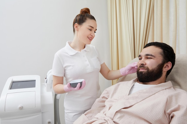 Homem se preparando para uma depilação a laser no rosto em um cosmetologista