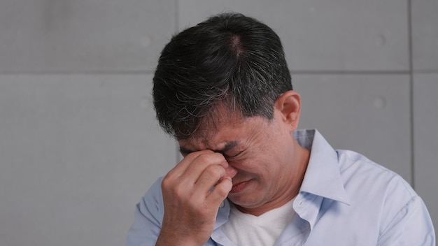 Foto homem se sente estressado e preocupado com problemas de saúde