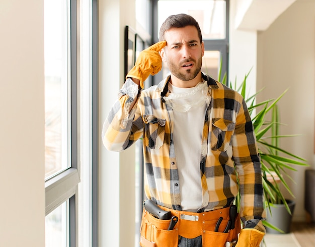 homem se sentindo confuso e perplexo, mostrando que você é louco, louco ou maluco