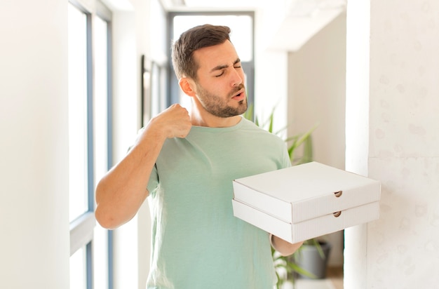 homem se sentindo estressado, ansioso, cansado e frustrado, puxando o pescoço da camisa, homem parecendo frustrado com o problema