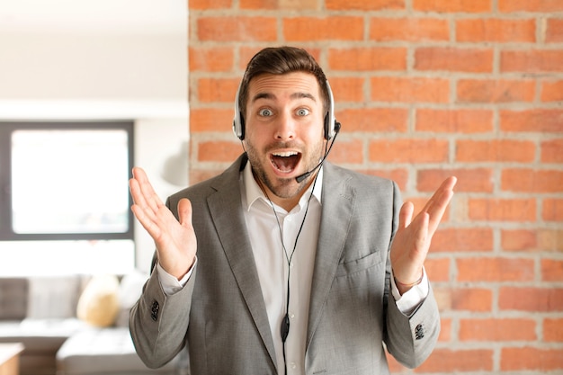 homem se sentindo feliz, animado, surpreso ou chocado, homem sorrindo e surpreso com algo inacreditável