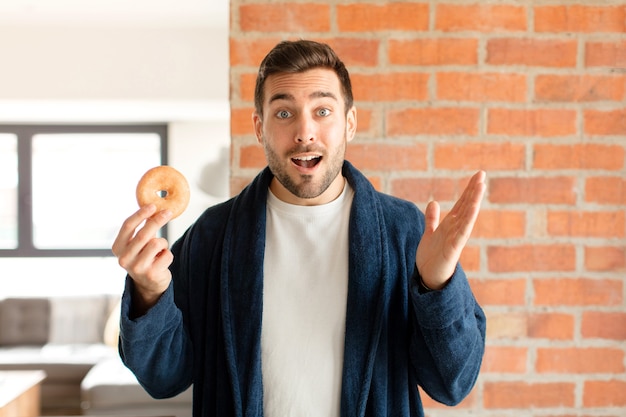 Homem se sentindo feliz, surpreso e alegre, sorrindo com atitude positiva, percebendo uma solução ou ideia