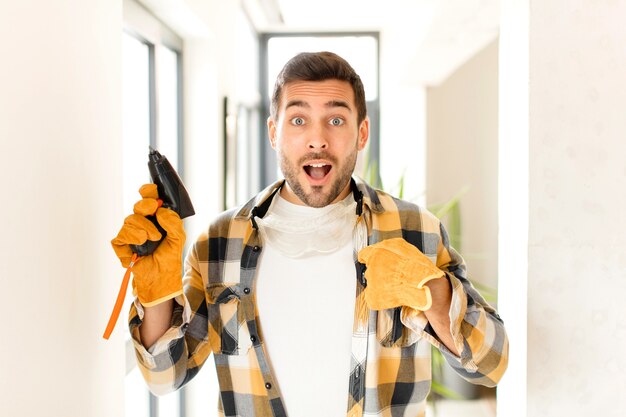 homem se sentindo feliz, surpreso e orgulhoso, apontando para si mesmo com um olhar animado e surpreso