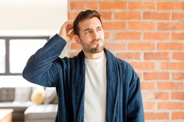 homem se sentindo perplexo e confuso, coçando a cabeça e homem olhando para o lado