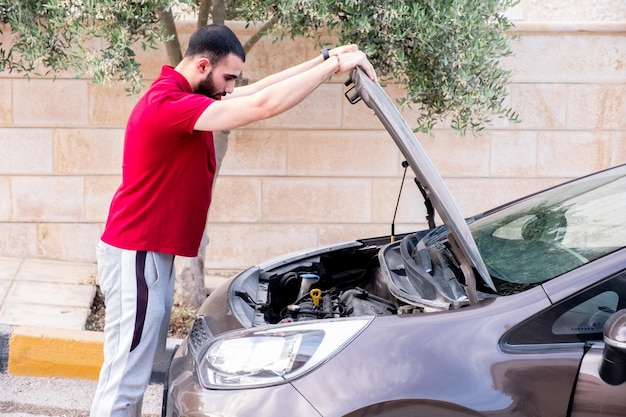 Homem se sentindo preocupado devido ao seu antigo problema de carro a gasolina