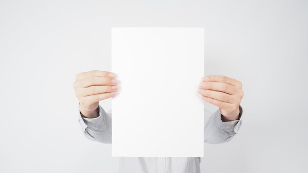 Homem segura papel vazio em branco e veste camisa em pessoas background.asian brancas