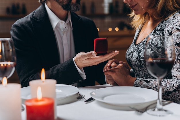 Homem, segura, um, caixa, com, um, anel casamento, em, seu, mão