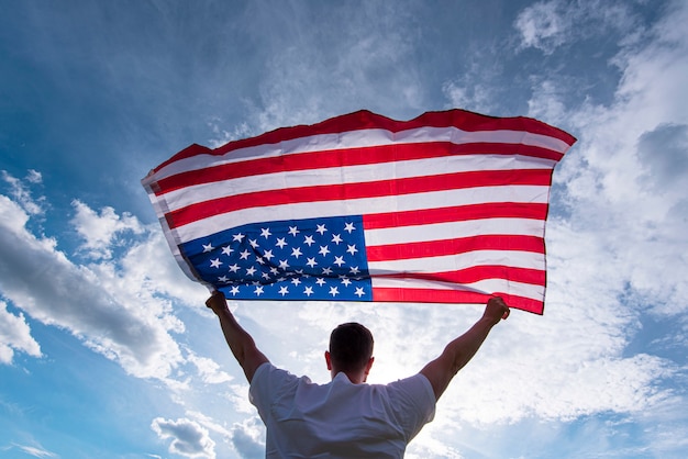Homem segurando a bandeira americana dos EUA nas mãos nos EUA, imagens de conceito