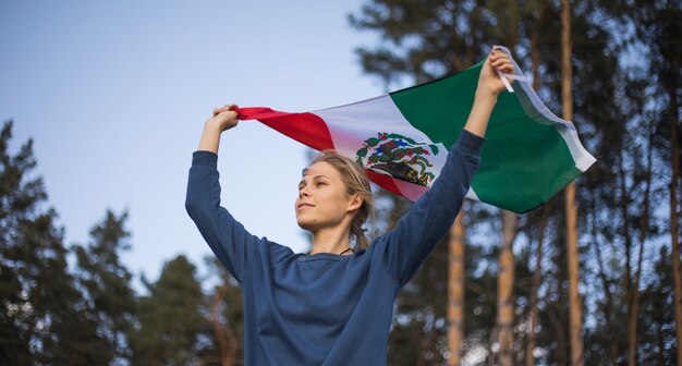 Homem segurando bandeira do méxico 16 de setembro dia da independência do méxico guerra da independência do méxico de 1810