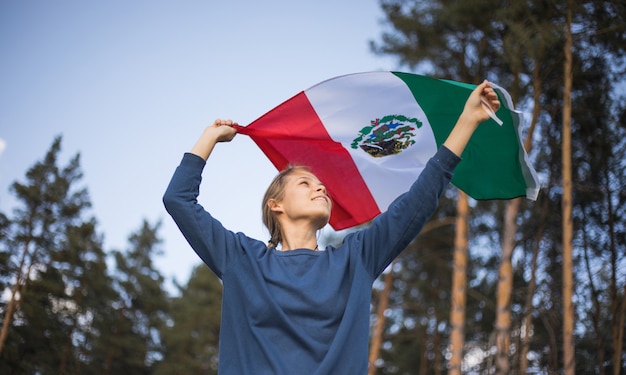 Homem segurando bandeira do méxico 16 de setembro dia da independência do méxico guerra da independência do méxico de 1810