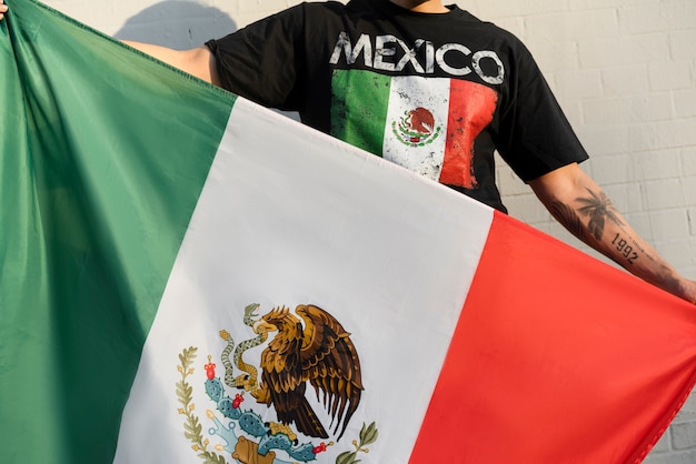 Homem segurando bandeira mexicana