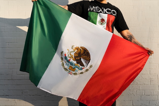 Foto homem segurando bandeira mexicana