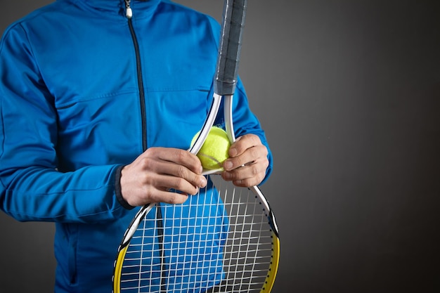 Homem segurando bola de tênis e raquete Sport Hobby