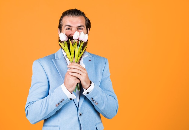 Homem segurando buquê de tulipas feliz dia dos namorados homem compartilhar flores de tulipa presente natural para ela comemorar o feriado homem com lindas flores da primavera Buquê de tulipas frescas Sentindo-se brincalhão