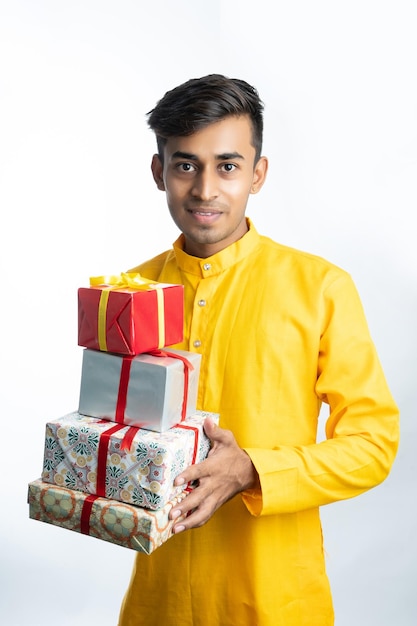 Homem segurando caixas de presente durante o festival Diwali