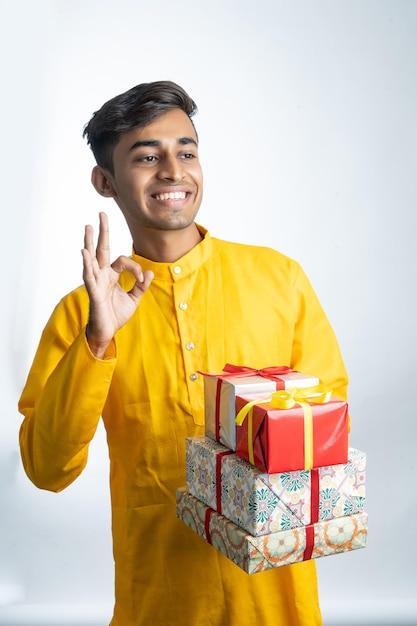 Homem segurando caixas de presente durante o festival Diwali