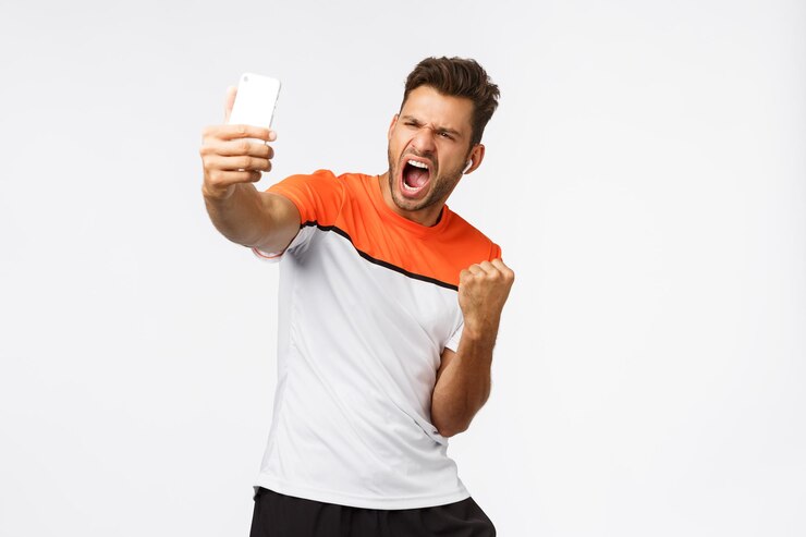 Foto homem segurando câmera enquanto está de pé contra fundo branco