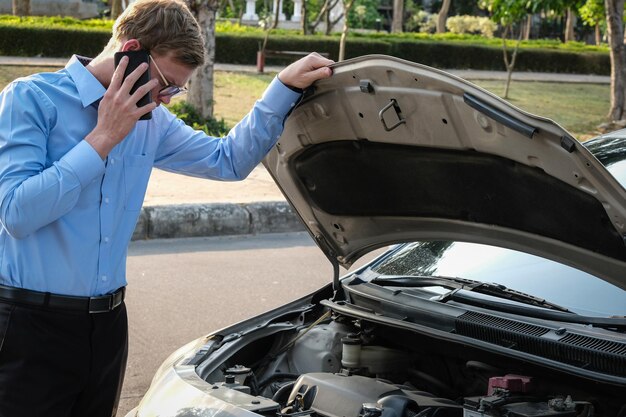 Foto homem segurando câmera enquanto está de pé no carro