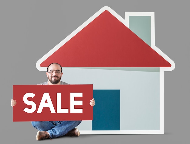 Homem, segurando, cartaz, com, casa, mockup
