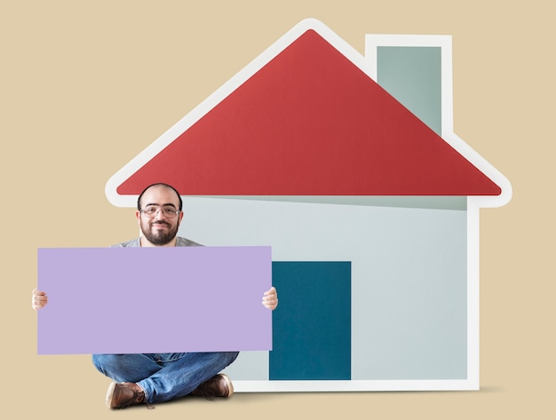 Foto homem, segurando, cartaz, com, casa, mockup