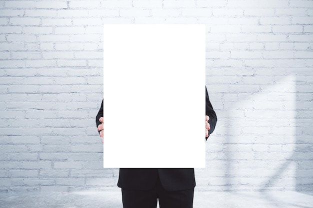 Homem segurando cartaz em branco simulado