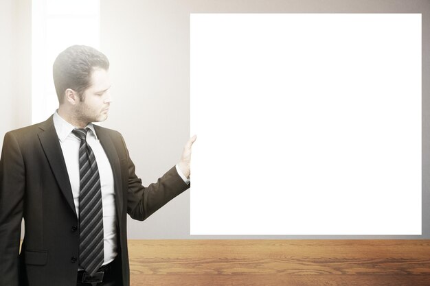 Foto homem segurando cartaz em branco