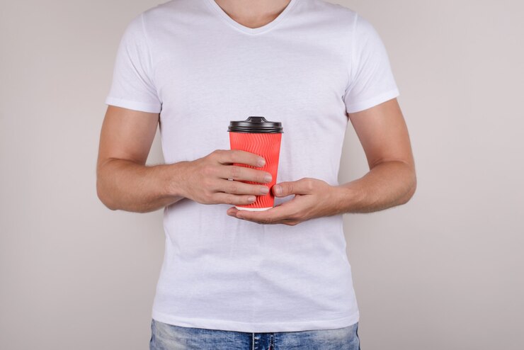 Foto homem segurando copo vermelho em fundo cinza isolado
