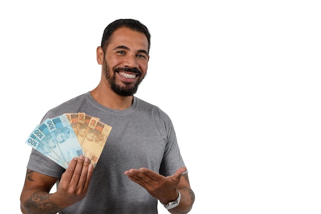 Foto homem segurando dinheiro sorrindo homem segurando dinheiro brasileiro em fundo branco