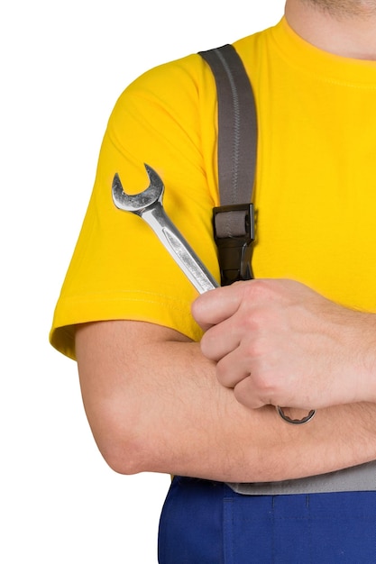 Homem segurando ferramentas de chave de metal no fundo branco