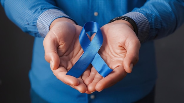 Homem segurando fita azul azul novembro mês de prevenção do câncer de próstata saúde masculina