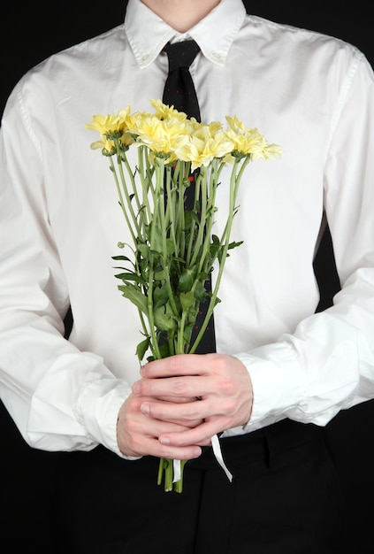 Homem segurando flores close-up