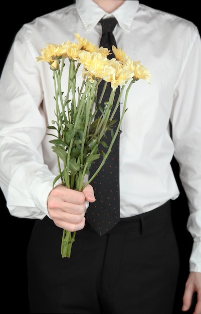 Homem segurando flores close-up